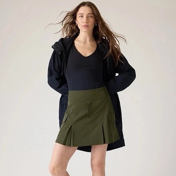 Athleta Pants - Athleta Olive Green Pleated cargo Skirt with Pockets- size 0
